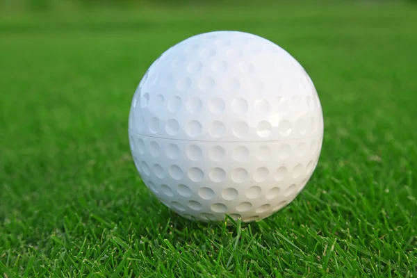 Μπάλα Στο Πράσινο Γρασίδι Του Γηπέδου Γκολφ — Φωτογραφία Αρχείου