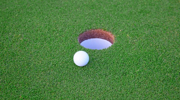 Golfboll Grönt Gräs — Stockfoto