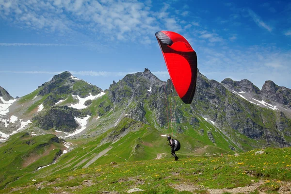滑翔伞在瑞士附近 Pizol 瑞士的阿尔卑斯山 — 图库照片
