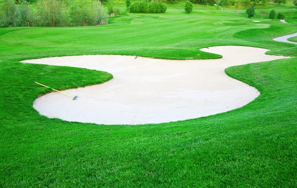ゴルフ場の緑の芝生の砂トラップ — ストック写真