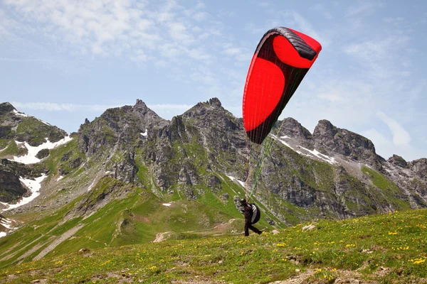 滑翔伞在瑞士附近 Pizol 瑞士的阿尔卑斯山 — 图库照片