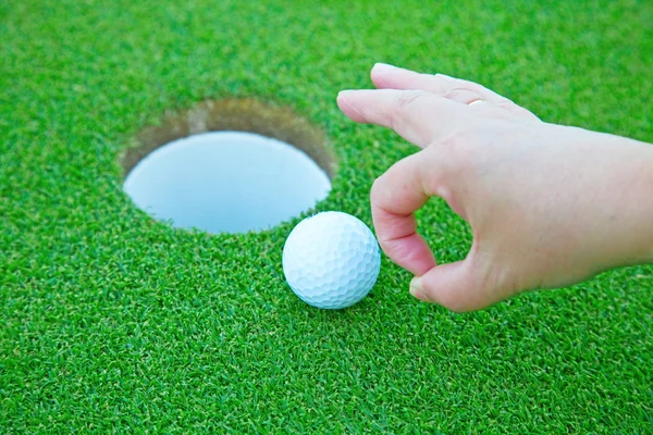 Giocatore Mettendo Pallina Golf Nel Buco — Foto Stock