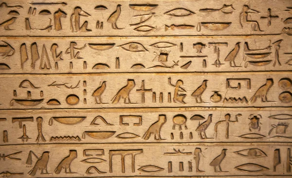 Hiéroglyphes sculptés sur la pierre — Photo