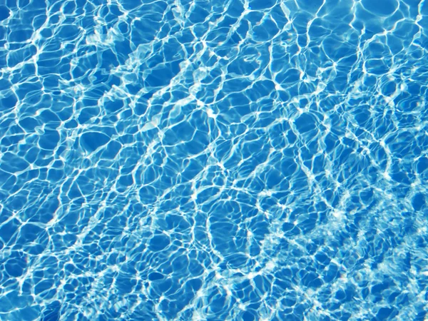 Prachtig duidelijke zwembad water — Stockfoto