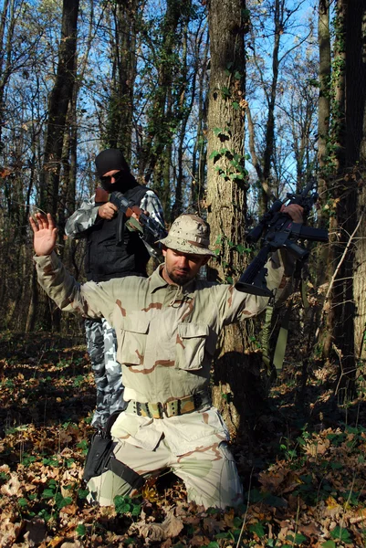 Soldado apontando terrorista — Fotografia de Stock