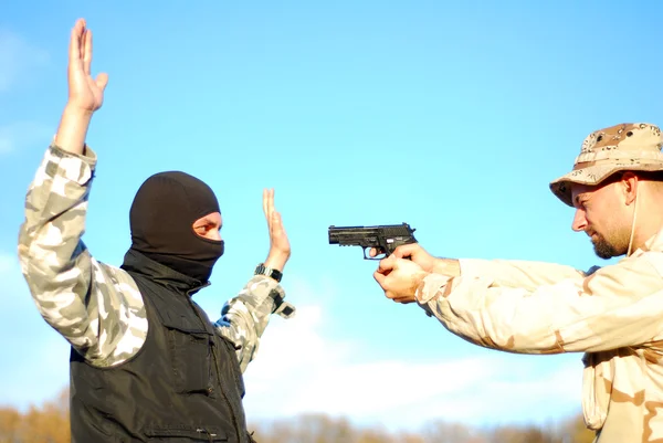 Soldado apuntando terrorista — Foto de Stock