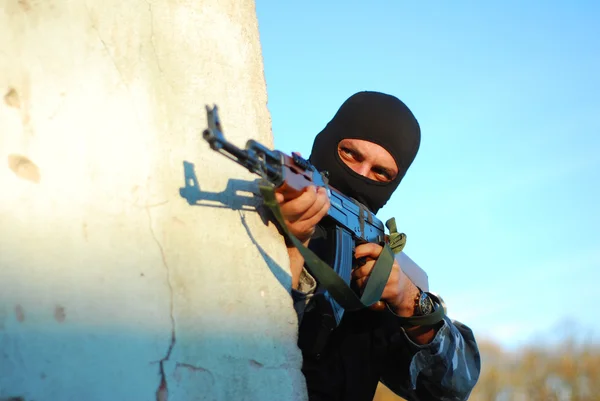 Terrorista com máscara e arma — Fotografia de Stock
