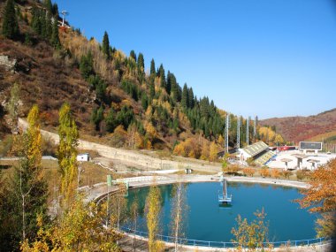 dağ, gökyüzü, ağaçlar ve Havuzu