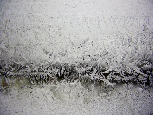 Сніговий візерунок на зимовому вікні — стокове фото