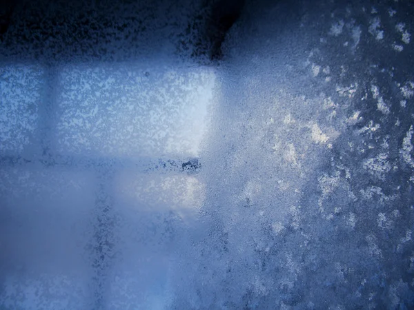 Padrão gelado na janela de inverno — Fotografia de Stock