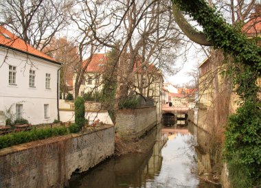 Caddenin, nehir ve bina. Prag