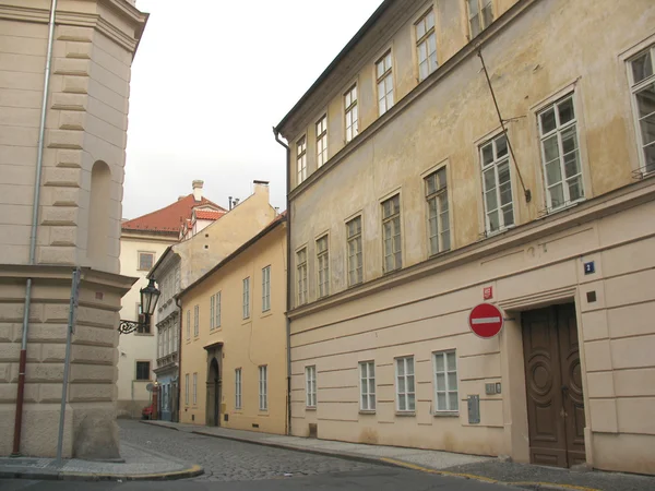 Rua da cidade e edifício. Praga — Fotografia de Stock