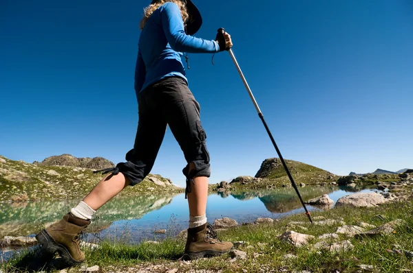 女性のハイキング — ストック写真