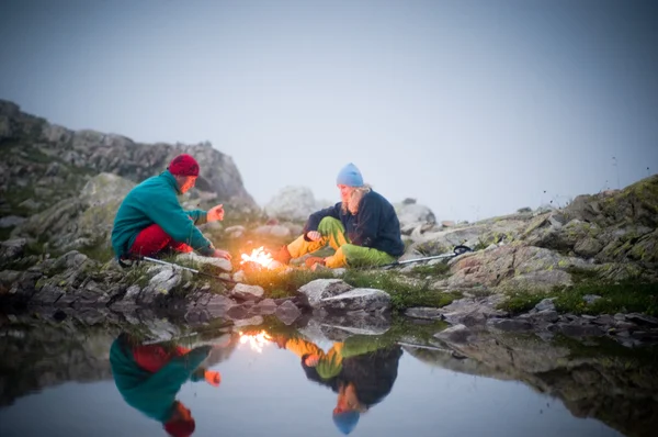 Couple camping at night — Stock Photo, Image