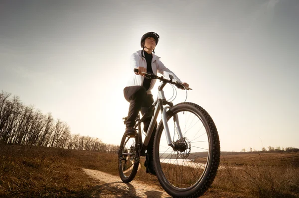 骑自行车的女孩 — 图库照片