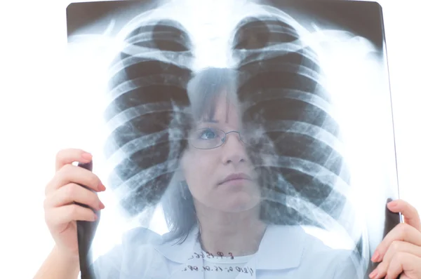 Doctor mirando rayos X — Foto de Stock