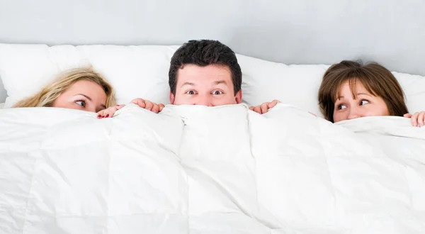 Homme couché avec deux filles — Photo
