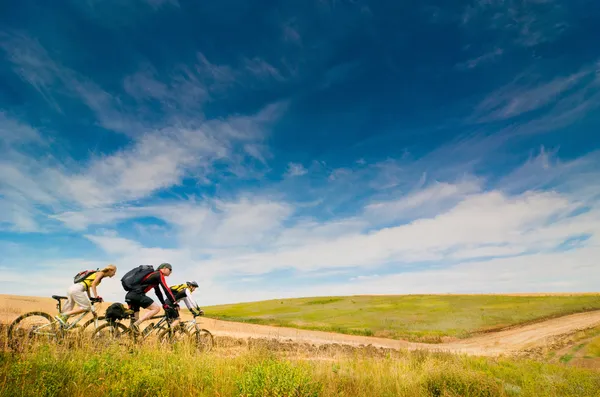 Cyclists relax biking outdoors — Stock Photo, Image