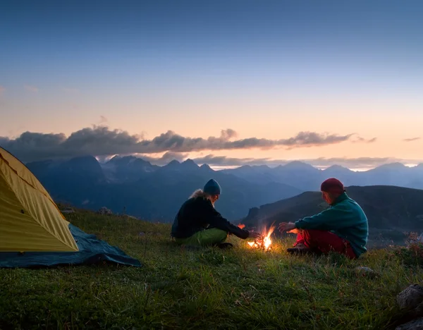 Casal acampar à noite Fotografias De Stock Royalty-Free