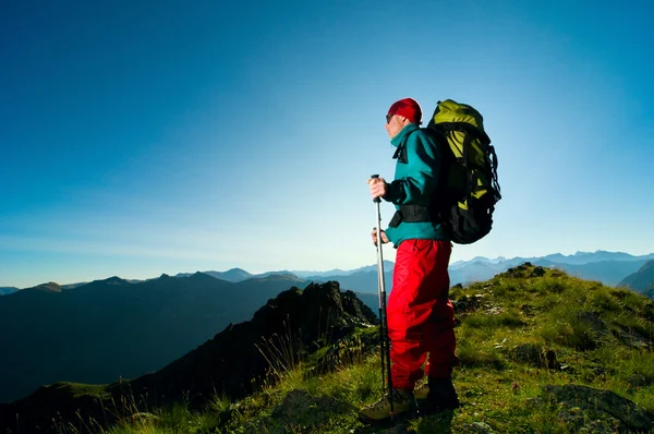 男のバックパックで山でのハイキング — ストック写真