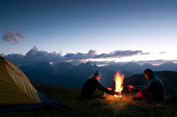 Pareja de camping por la noche — Foto de Stock