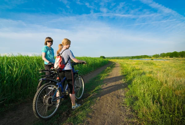 2.两个女孩骑自行车放松 — 图库照片