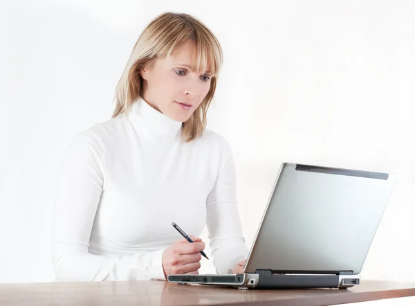 Kobieta pracująca na komputerze — Zdjęcie stockowe