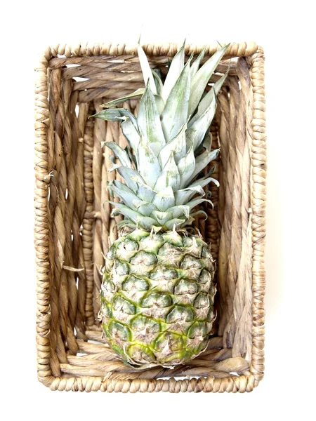 在篮子里的菠萝 — 图库照片