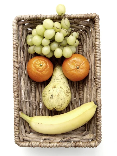 Een Grappige Vruchten Gezicht Een Mand — Stockfoto
