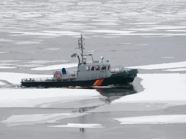 Transportschiff im gefrorenen Meer — Stockfoto