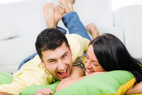 Unga lyckliga paret har ett roligt hemma — Stockfoto