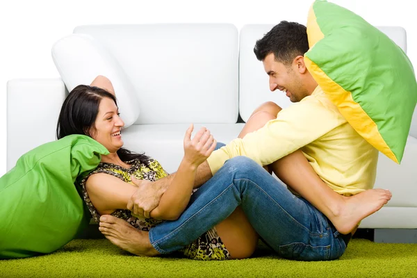 Junges glückliches Paar hat Spaß zu Hause — Stockfoto