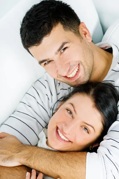 Gli amanti carini si divertono insieme nel soggiorno di casa — Foto Stock