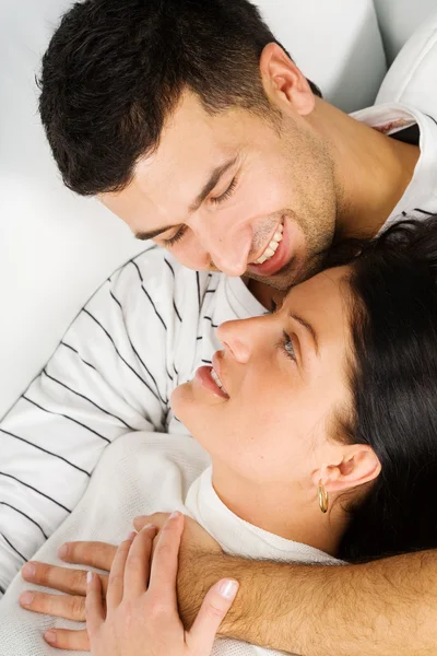 Närbild porträtt av en lycklig ung par som delar en passionerad mo — Stockfoto