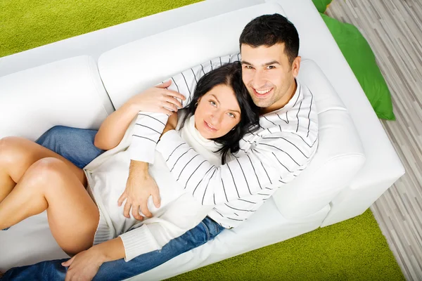 ソファの上に敷設幸せなカップル — ストック写真