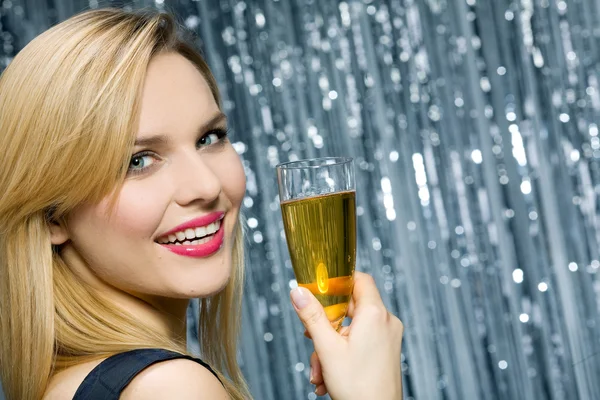 Mulher sorridente com copo de champanhe — Fotografia de Stock