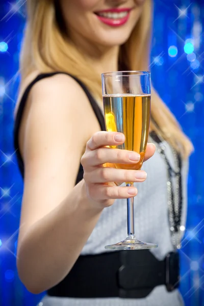 Kvinna som håller glas champagne — Stockfoto