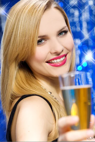 Usmívající se žena se sklenkou šampaňského — Stock fotografie
