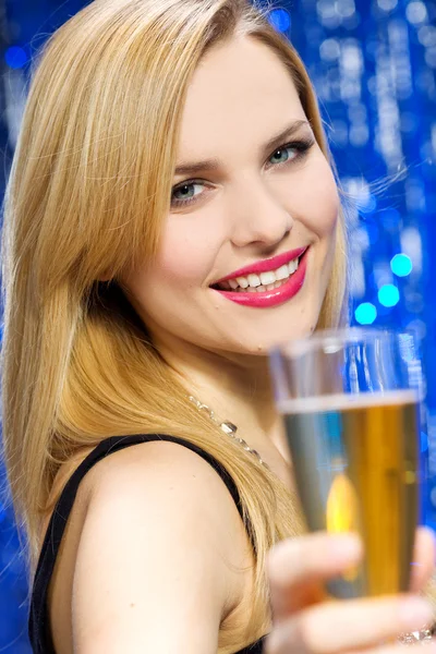 Femme souriante avec verre de champagne — Photo