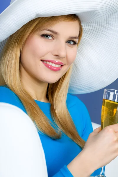 Женщина с бокалом шампанского — стоковое фото