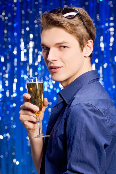 Man med champagne — Stockfoto