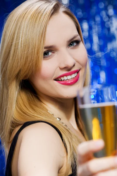 Усміхнена жінка з келихом шампанського — стокове фото