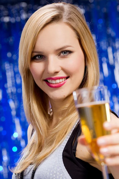 Lachende vrouw met glas champagne — Stockfoto