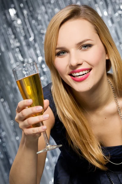 Şampanya ile gülümseyen kadın — Stok fotoğraf