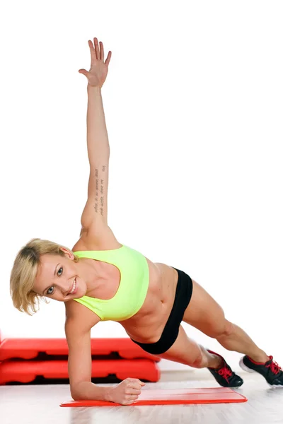 Kobieta robi ćwiczenia fitness — Zdjęcie stockowe