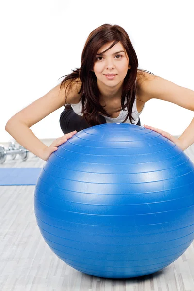 Γυναίκα κάνοντας την γυμναστική σου με την μπάλα γυμναστικής — Φωτογραφία Αρχείου