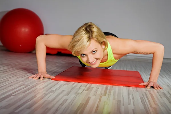 Mujer haciendo ejercicio físico —  Fotos de Stock