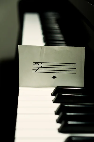 Piano e nota — Fotografia de Stock