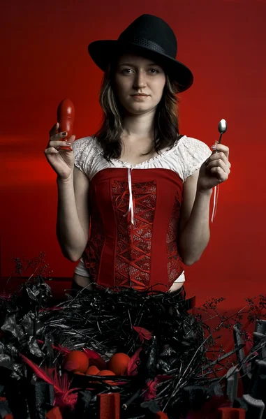 Den unga flickan på en röd bakgrund — Stockfoto