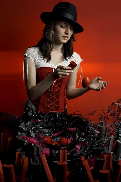 Den unga flickan på en röd bakgrund Stockfoto